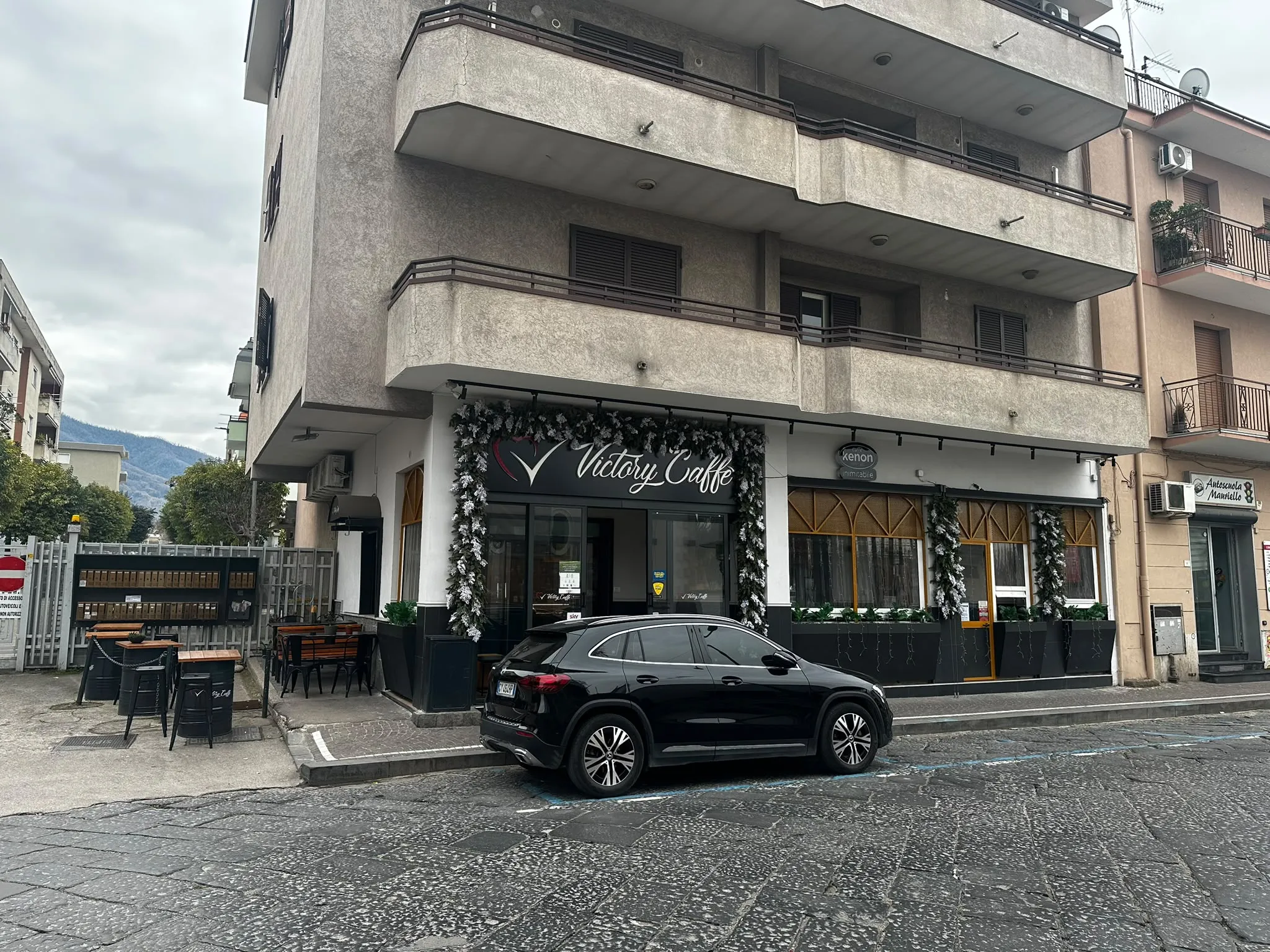 L’ingresso del Victory Caffè con i tavolini all’aperto
